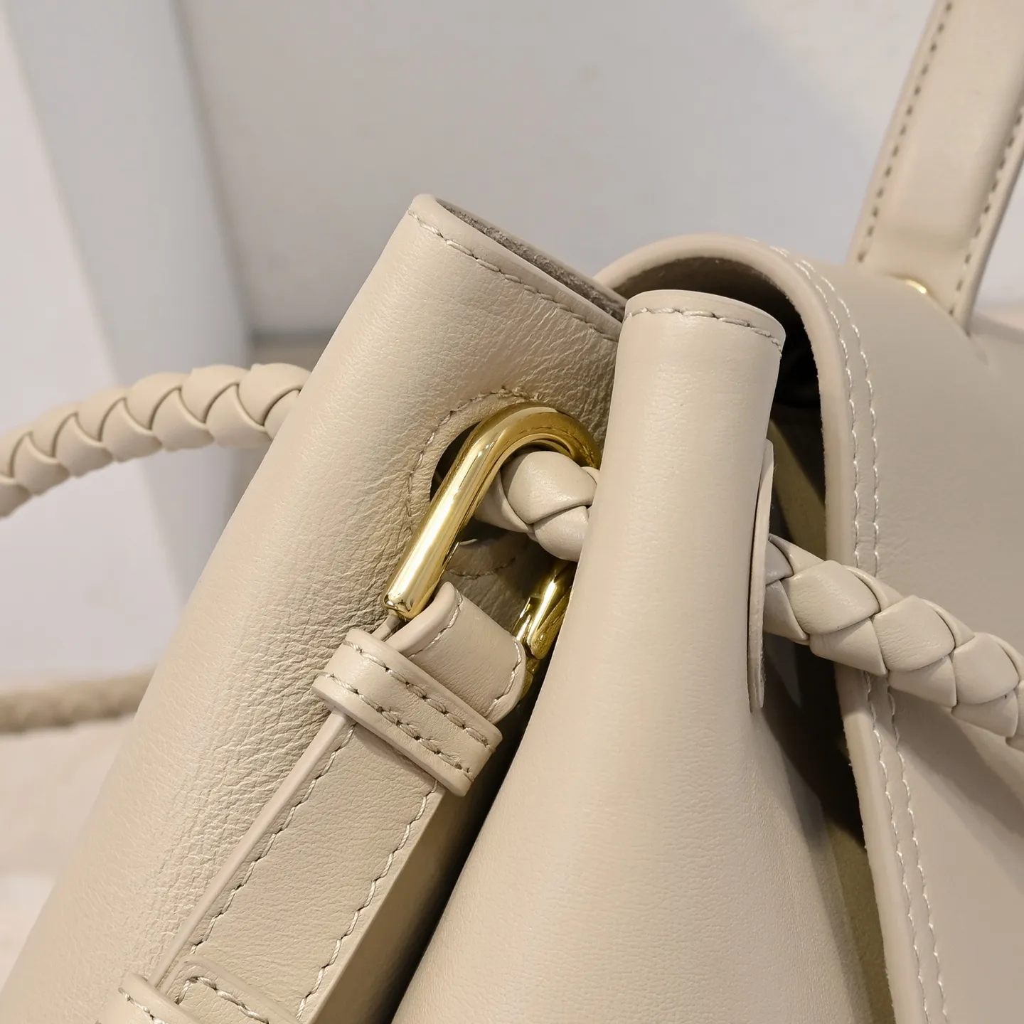 Batch 2360 #Bv New Ciao Ciao handbag Ciao Ciao means "hello" and "goodbye" in Italian, showing a relaxed and casual lifestyle ⭐️Made of Dutch Silky Calf calf leather ~ silky to the touch. The leather is thick, and the suede lining is soft and comfortable. The relaxed feeling of stacked smooth leather, the representative woven element shoulder strap, and the perfect embellishment of golden buckles 💥The bag has a unique shape, casual and exquisite, and super practical ☄️Carry Ciao Ciao to accompany you in various occasions, and be the most stylish you 🎀 Model: 7231 Size: 34x26x15